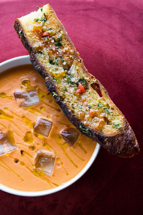 מככב גם במסעדות מישלן. גספאצ'ו עגבניות עם ברוסקטה // צילום וסטיילינג: איתיאל ציון